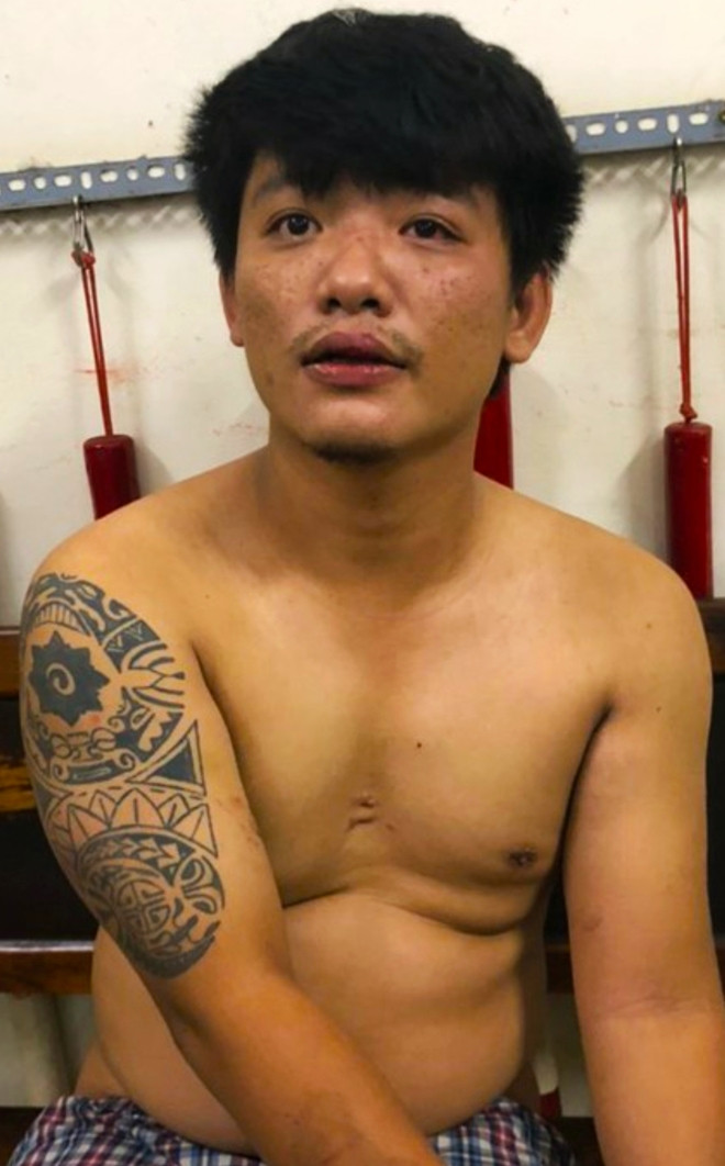 Bị khống chế đưa về trụ sở Công an phường, Bảo vẫn còn biểu hiện phê ma túy