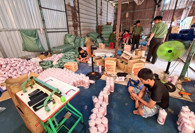 Trung bình mỗi ngày cơ sở này tung ra ngoài thị trường hàng trăm thùng hàng giả