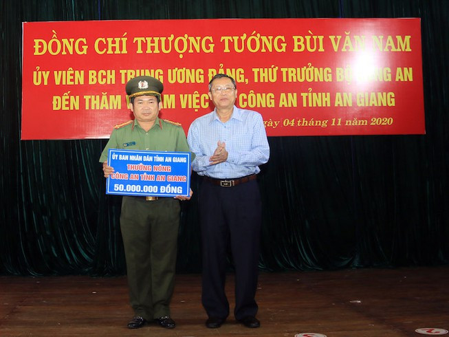 Thay mặt Tỉnh ủy, UBND tỉnh, ông Lê Văn Nưng, Phó Bí thư Thường trực Tỉnh ủy An Giang đã trao khen thưởng số tiền 50 triệu đồng cho Công an tỉnh An Giang