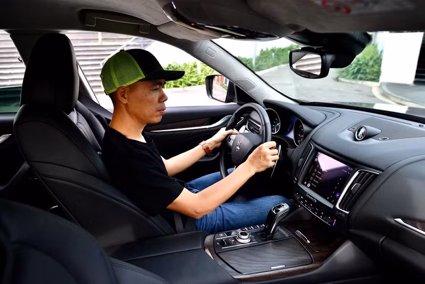 Anh Trần Mạnh Hiệp, admin diễn đàn Tinh Tế là người trải nghiệm Kiki trên xe ô tô đầu tiên