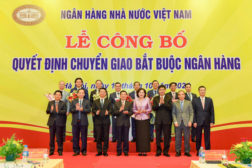 Phó Thủ tướng Hồ Đức Phớc cùng Ban Lãnh đạo NHNN chụp ảnh lưu niệm với đại diện 4 ngân hàng Phó Thủ tướng Hồ Đức Phớc cùng Ban Lãnh đạo NHNN chụp ảnh lưu niệm với đại diện 4 ngân hàng