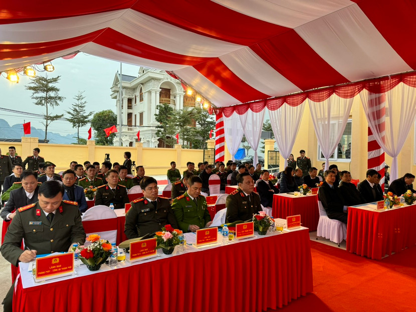 Trung tướng Nguyễn Hải Trung cùng các đại biểu dự lễ khánh thành