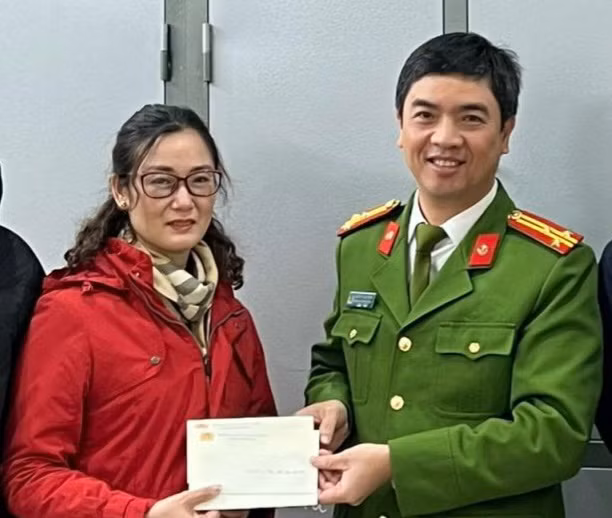 Thượng tá Nguyễn Hữu Khánh, Trưởng CAQ Tây Hồ khen thưởng động viên Trung tá Nguyễn Thị Kiều Chinh