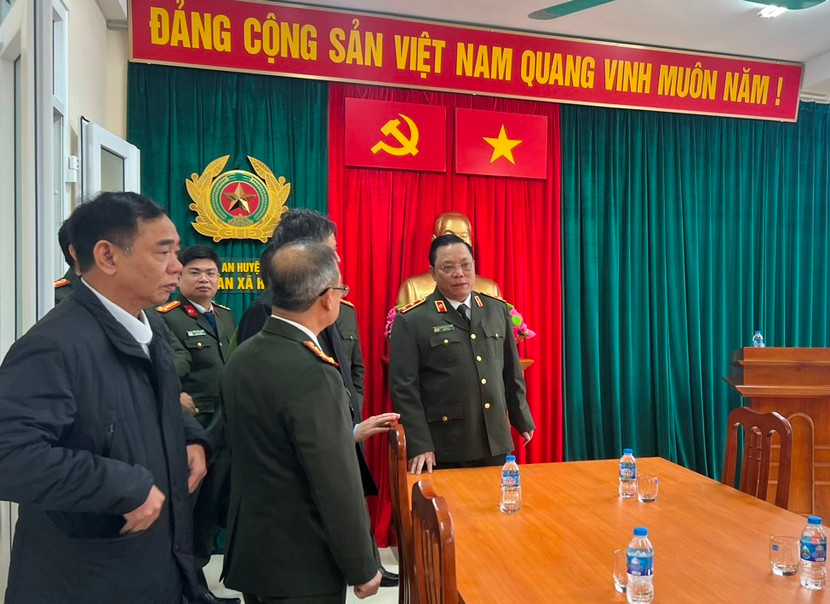 Đồng chí Giám đốc thăm cơ sở vật chất mới của Công an xã Hồng Sơn