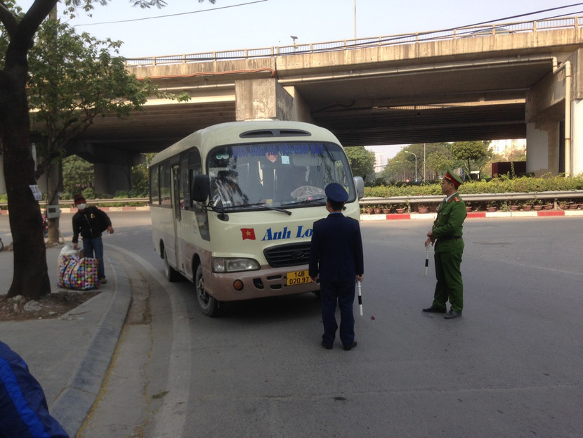 Lực lượng chức nằng kiểm tra xe khách vi phạm trên đường dẫn vành đai 3