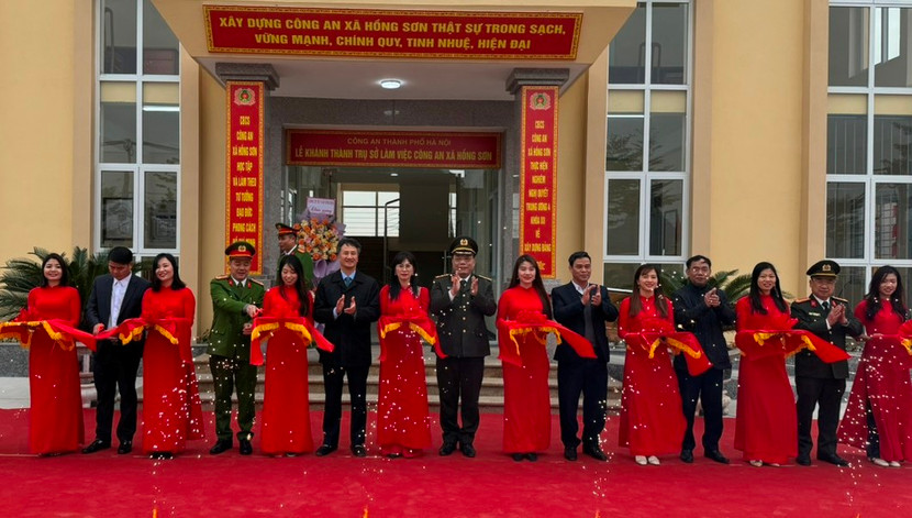 Các đại biểu cắt băng khánh thành trụ sở Công an xã Hồng Sơn