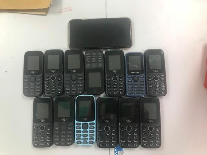 Quyền "đầu tư" mua những chiếc điện thoại rẻ tiền này để phục vụ màn kịch lừa