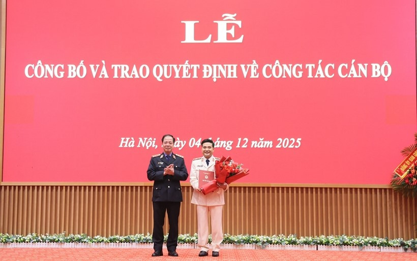 Đồng chí Trần Hải Quân, Phó Viện trưởng Viện KSND tối cao trao quyết định và chúc mừng tân Phó Thủ trưởng Cơ quan điều tra VKSND tối cao Lê Đức Hùng.