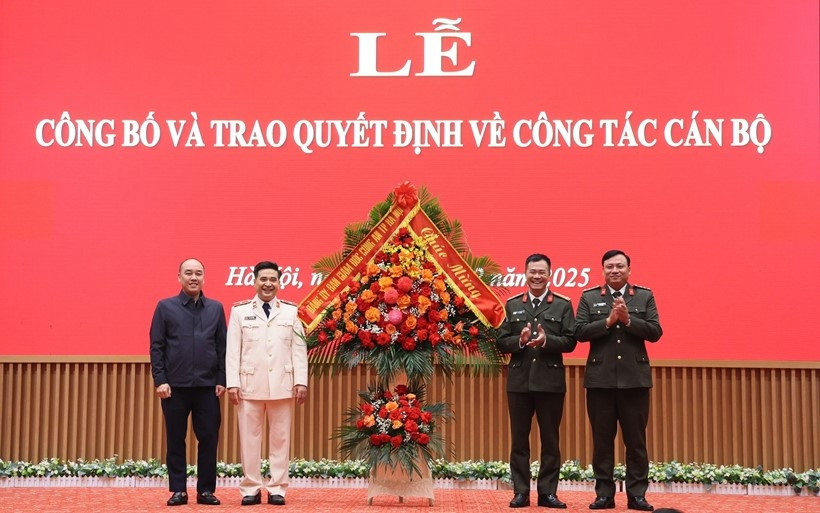 Các đồng chí lãnh đạo CATP Hà Nội chúc mừng đồng chí Lê Đức Hùng.