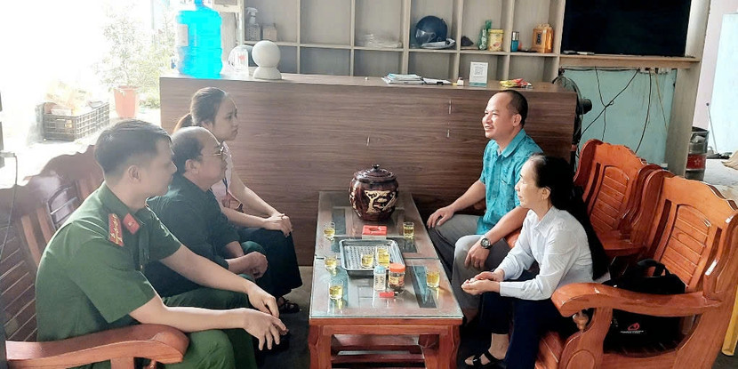 Cán bộ ngân hàng cùng lực lượng Công an Hà Nội quan tâm, hỗ trợ công tác vay vốn cho người có quá khứ lỗi lầm