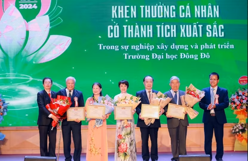 Vinh danh, tri ân các thế hệ lãnh đạo, cán bộ của Trường Vinh danh, tri ân các thế hệ lãnh đạo, cán bộ của Trường