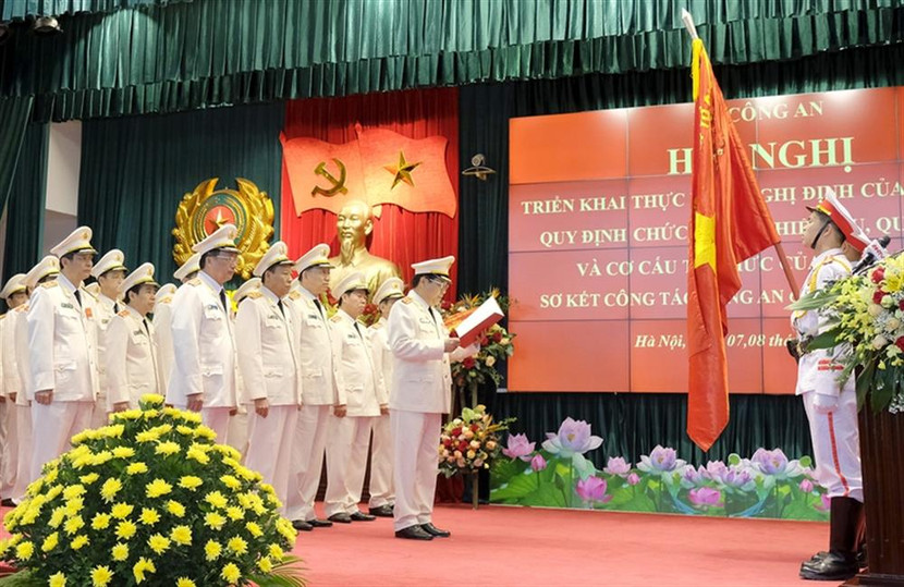 Lễ Tuyên thệ dưới cờ Tổ quốc tại Hội nghị triển khai Nghị định số 01/2018/NĐ-CP của Chính phủ quy định chức năng, nhiệm vụ, quyền hạn và tổ chức bộ máy Bộ Công an, 07/08/2018