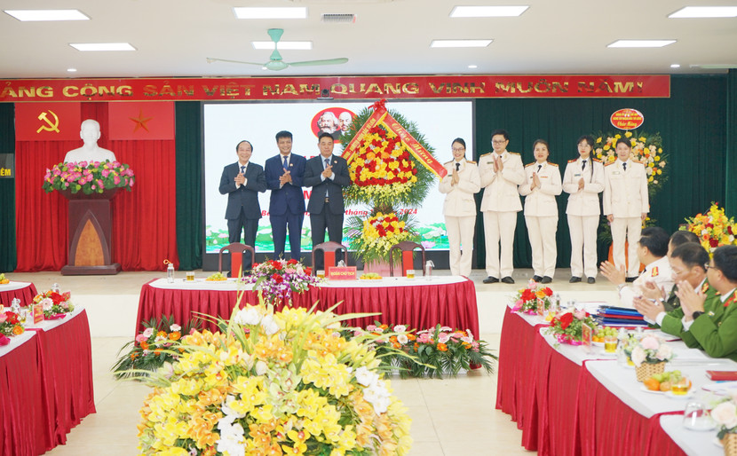 Lãnh đạo quận ủy Bắc Từ Liêm chúc mừng Đại hội