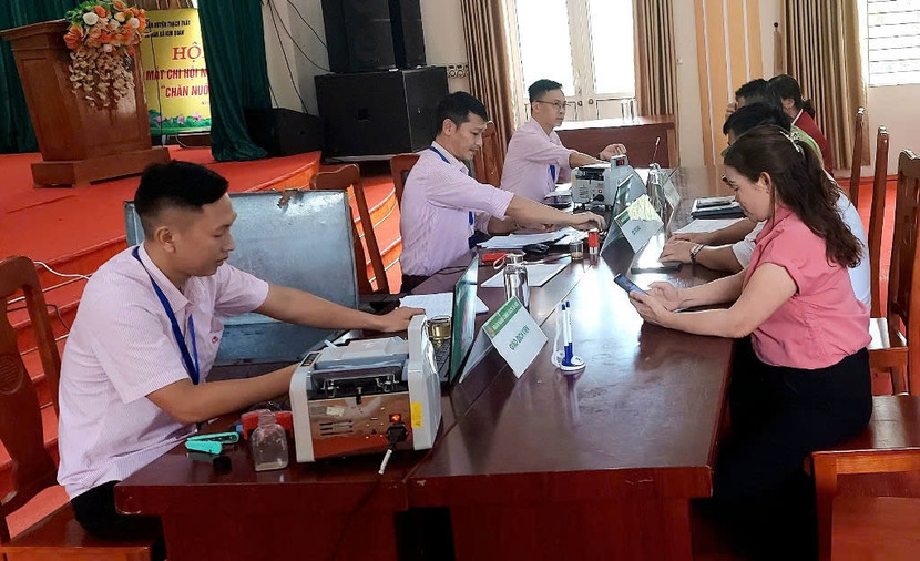 Cán bộ ngân hành chính sách Hà Nội thực hiện các thủ tục hỗ trợ vay vốn cho người có quá khứ lỗi lầm Cán bộ ngân hành chính sách Hà Nội thực hiện các thủ tục hỗ trợ vay vốn cho người có quá khứ lỗi lầm