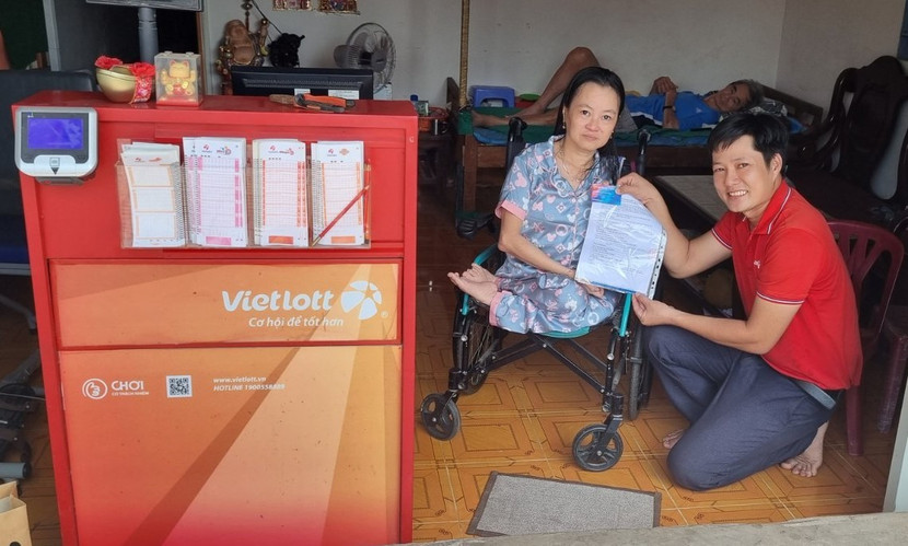 Vietlott cùng Quỹ Tâm Tài Việt trao tặng bảo hiểm sức khỏe đến người bán vé số Vietlott cùng Quỹ Tâm Tài Việt trao tặng bảo hiểm sức khỏe đến người bán vé số