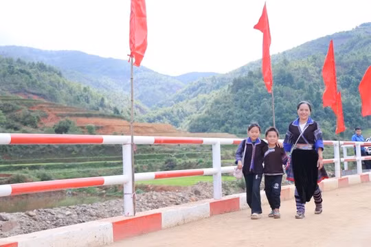 Khánh thành cây cầu sau 10 năm chờ đợi của người dân Háng Gàng