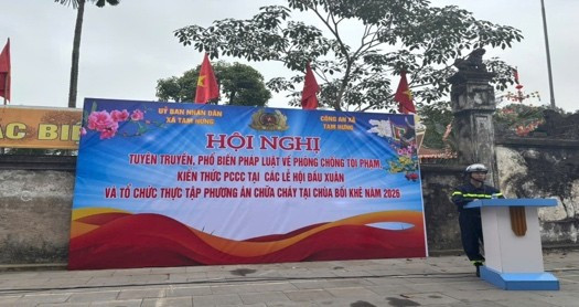 Cán bộ Đội Chữa cháy và CNCH khu vực số 33 tuyên truyền, phổ biến các kiến thức pháp luật về PCCC