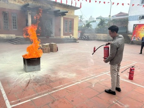 Hướng dẫn Ban Quản lý, lực lượng dân phòng cách sử dụng bình chữa cháy xách tay để dập tắt đám cháy