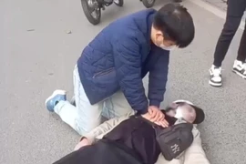 Hà Nội: Khoảnh khắc bác sĩ ép tim cứu sống thanh niên ngừng tuần hoàn trên phố