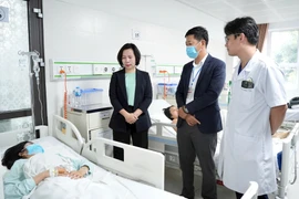 Chủ tịch Ủy ban MTTQ TP Hà Nội thăm, động viên nạn nhân vụ lật xe tại Lào Cai