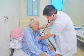 Thay van động mạch chủ qua da cứu sống cụ bà 91 tuổi suy tim, suy thận nặng