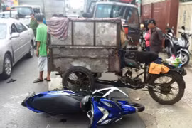 Hà Nội: Tìm người chứng kiến vụ va chạm giữa xe tự chế và xe ba bánh khiến cháu bé tử vong