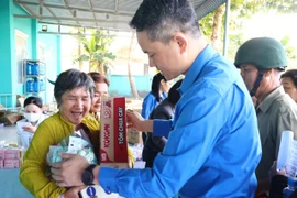 Khám sàng lọc, cấp phát thuốc miễn phí cho hơn 400 người dân