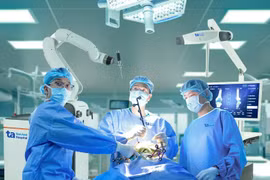 Bác sĩ đang phẫu thuật thay khớp gối cho người bệnh bằng Robot AI thế hệ mới CUVIS-Joint. Ảnh: Bệnh viện Đa khoa Tâm Anh