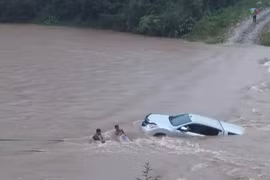 Cảnh báo nguy hiểm khi cố vượt qua ngầm, tràn khi trời mưa lũ 