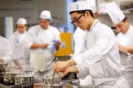 Tạm dừng cấp COE cho lao động kỹ năng đặc định số 1 ngành ăn uống