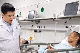 Nghẹt thở ca mổ rút xà beng 1,5 m đâm xuyên đùi bệnh nhân