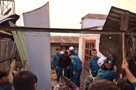 Lốc xoáy thổi bay nhiều nóc nhà dân