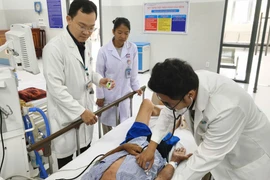 Đột quỵ ở Côn Đảo, du khách được vận chuyển bằng trực thăng cấp cứu 