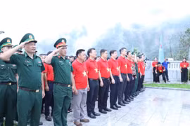 Thiêng liêng lễ chào cờ tại Cột cờ A Pa Chải