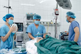 Bệnh viện Việt Đức cấp cứu nhiều nạn nhân vụ ô tô khách lao khỏi cao tốc
