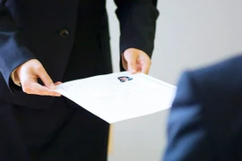 Tìm nạn nhân bị cán bộ Vụ Bưu chính giả lừa xin việc