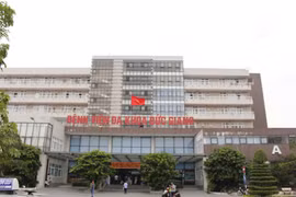 Xôn xao clip hai cô gái mặc áo blouse dọa "tiêm thuốc độc", Bệnh viện Đa khoa Đức Giang ra thông báo khẩn