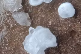 Dông lốc, mưa đá bất thường tại các địa phương gây nhiều thiệt hại 