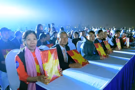 Hà Nội: Thân nhân liệt sĩ xúc động nhận di ảnh phục dựng