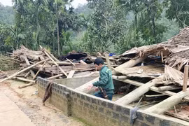 Sập nhà trong cơn dông lốc, một cháu bé không qua khỏi