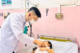 Hàng trăm học sinh TP.HCM nghi ngộ độc, tìm thấy vi khuẩn salmonella