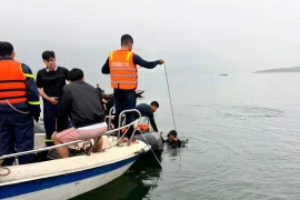 Tìm thấy thi thể đầu tiên trong vụ lật tàu chở khách trên hồ Thác Bà