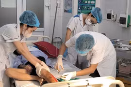 Hoại tử nguy kịch vì tự bôi dầu gió, chườm đá vào vết thương