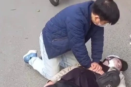 Hà Nội: Khen thưởng đột xuất bác sĩ ép tim cứu người giữa phố