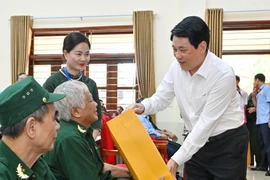 Chủ tịch nước tặng quà người có công nhân dịp Tết Nguyên đán Bính Ngọ