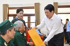 Chủ tịch nước tặng quà người có công nhân dịp Tết Nguyên đán Bính Ngọ