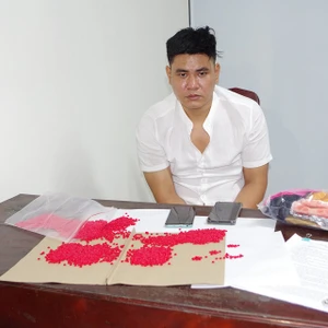 Bắt đối tượng "cõng" 6.000 viên hồng phiến về Hà Nam tiêu thụ