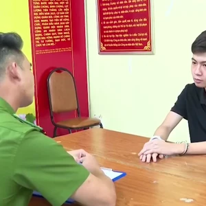 Cãi vã biến thành hỗn chiến: Nam thanh niên dùng vỏ chai bia đánh người nước ngoài