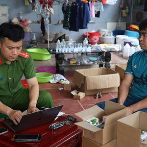 Đột kích cơ sở bán hơn 100 nghìn đơn hàng giả trên sàn thương mại điện tử