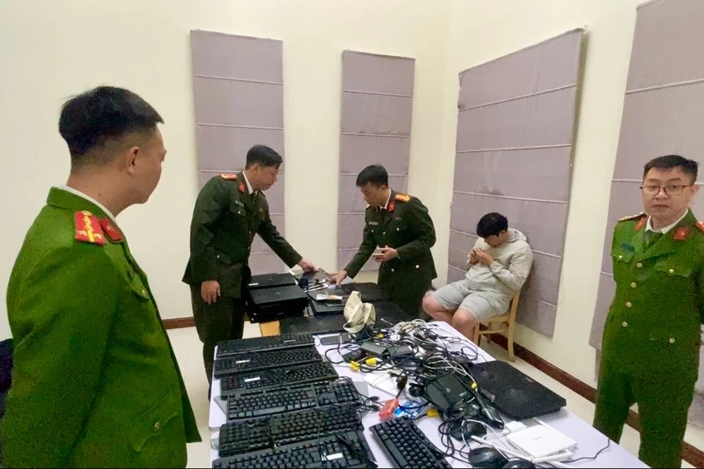 Lực lượng chức năng thu giữ tang vật